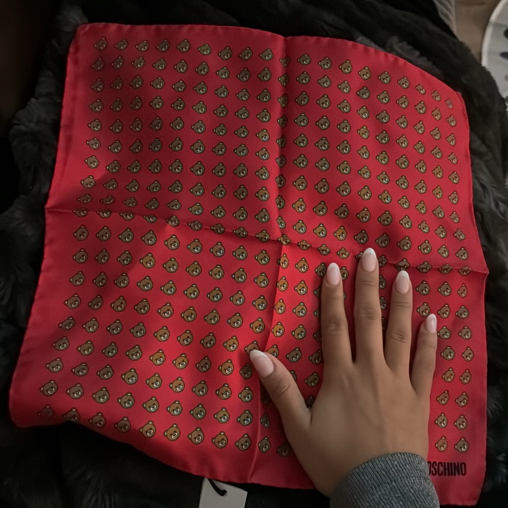 Moschino logo scarf